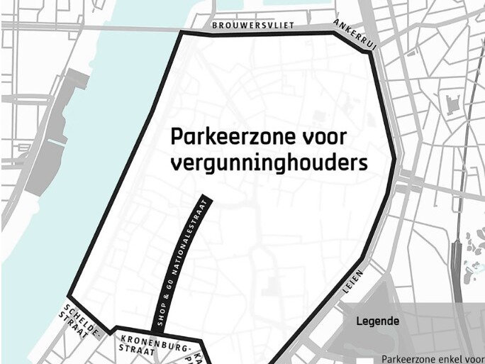 Kaart van de nieuwe parkeerzone in het historisch centrum van Antwerpen, geldig vanaf 1 augustus 2023. De zone ligt begrensd tussen de Brouwersvliet en Ankerrui in het noorden, de Leien in het oosten, de Scheldestraat, Kronenburgstraat en Kasteelpleinstraat in het zuiden, en de Schelde in het westen, exclusief de genoemde grensstraten. Alleen bewoners met een parkeervergunning, bepaalde vergunninghouders zoals zorgverstrekkers, enkele ondernemers, autodelers, en personen met een handicap mogen in deze zone parkeren.