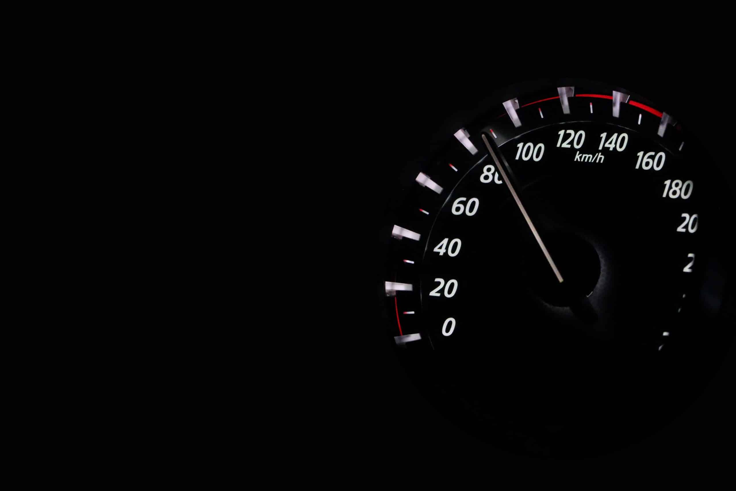Foto van een snelheidsmeter in een auto
